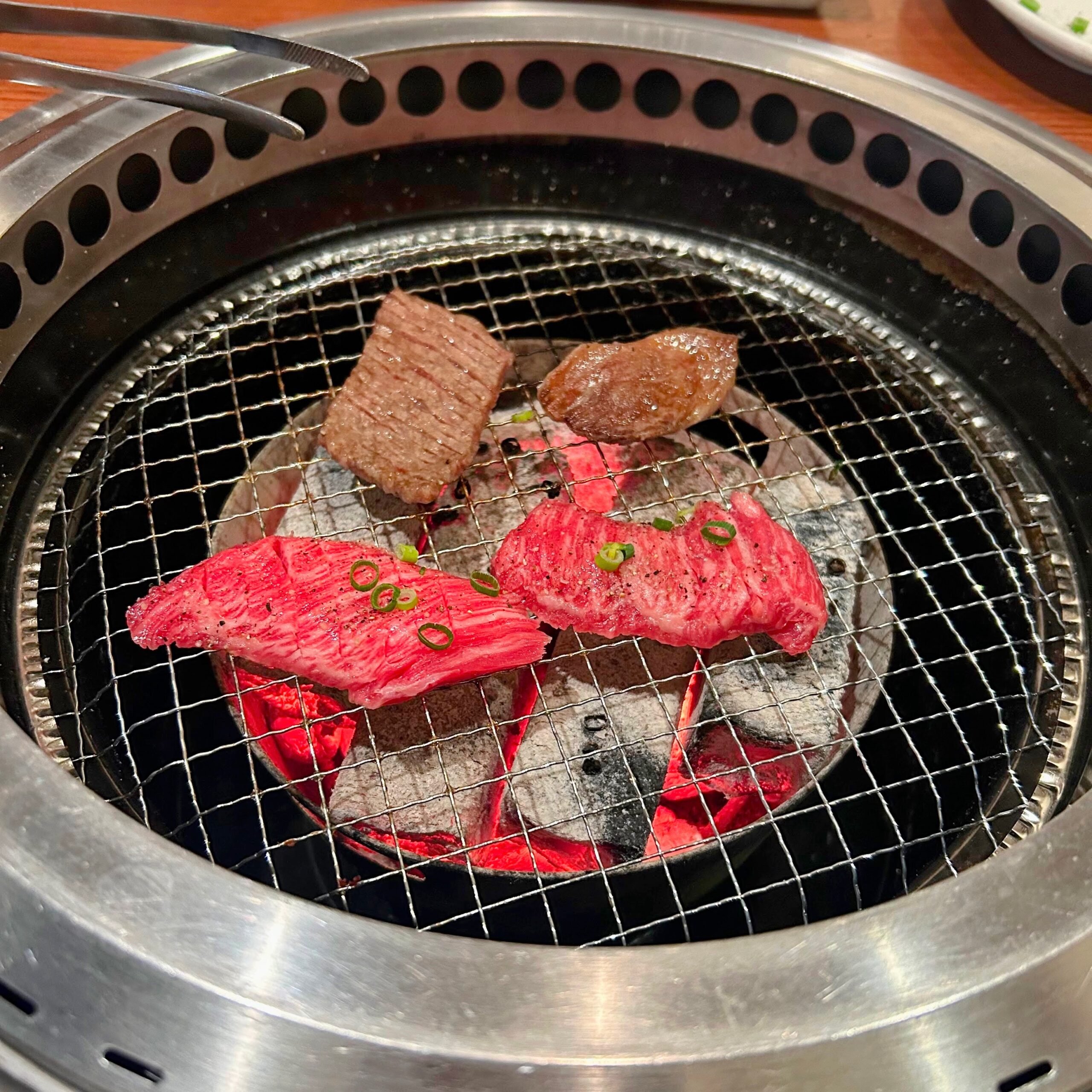 【山形・山形市】本格炭火焼肉店「春香苑 鈴川店」|厳選山形牛と注文ごとに作る冷麺が絶品！ アイキャッチ