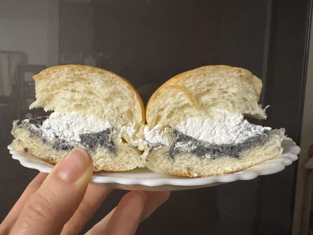 黒ゴマクリーム×ホイップの断面