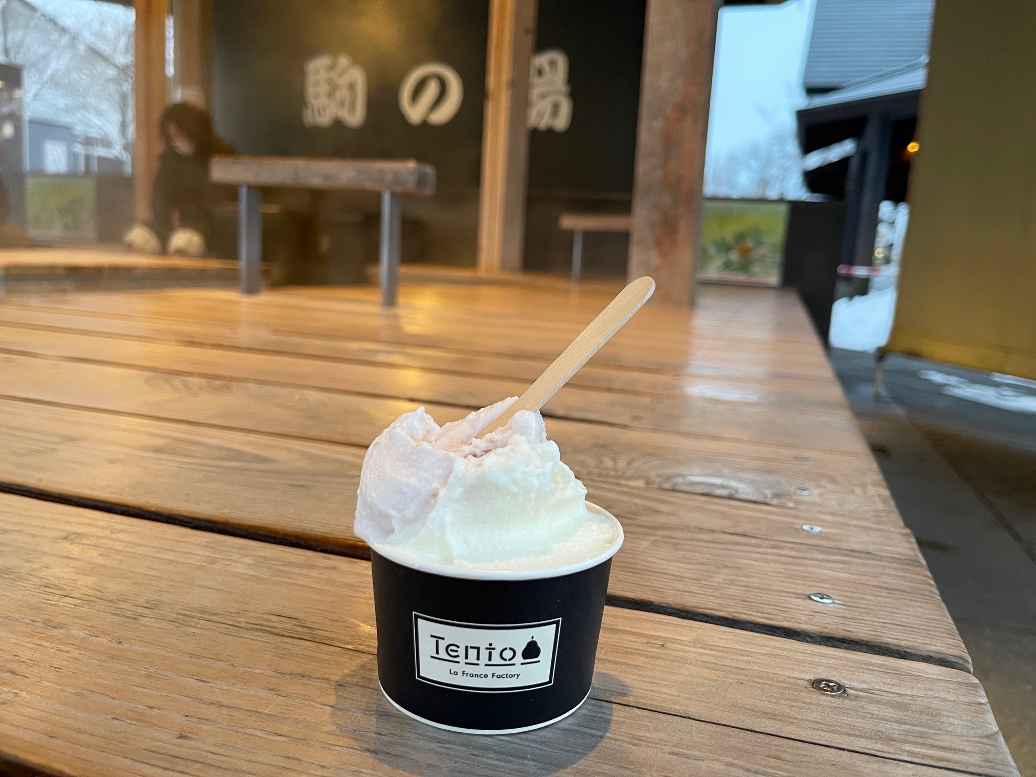 屋外ベンチで食べるジェラート 天童