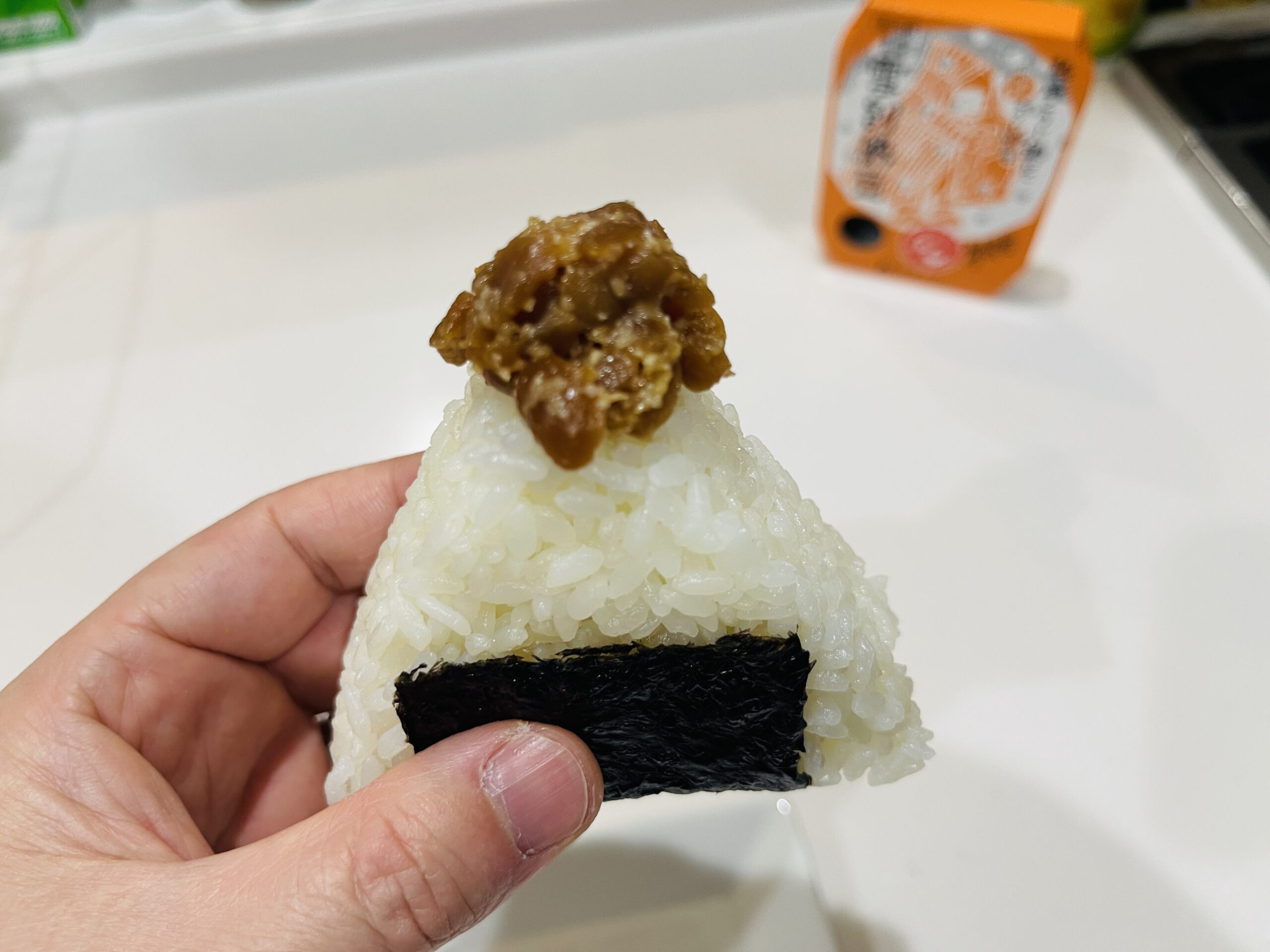 おにぎりにのせた雪割納豆