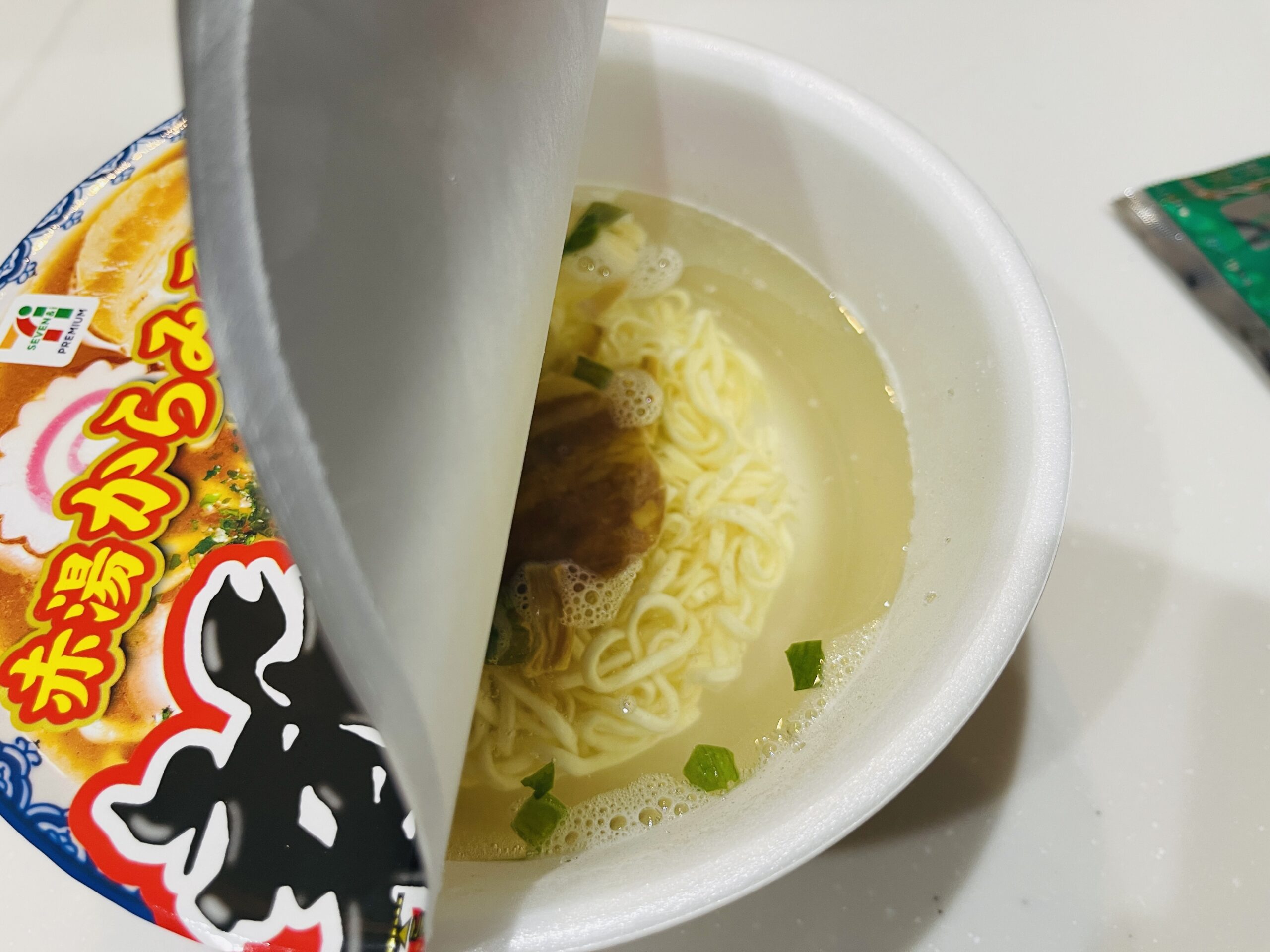 熱湯を注ぐ