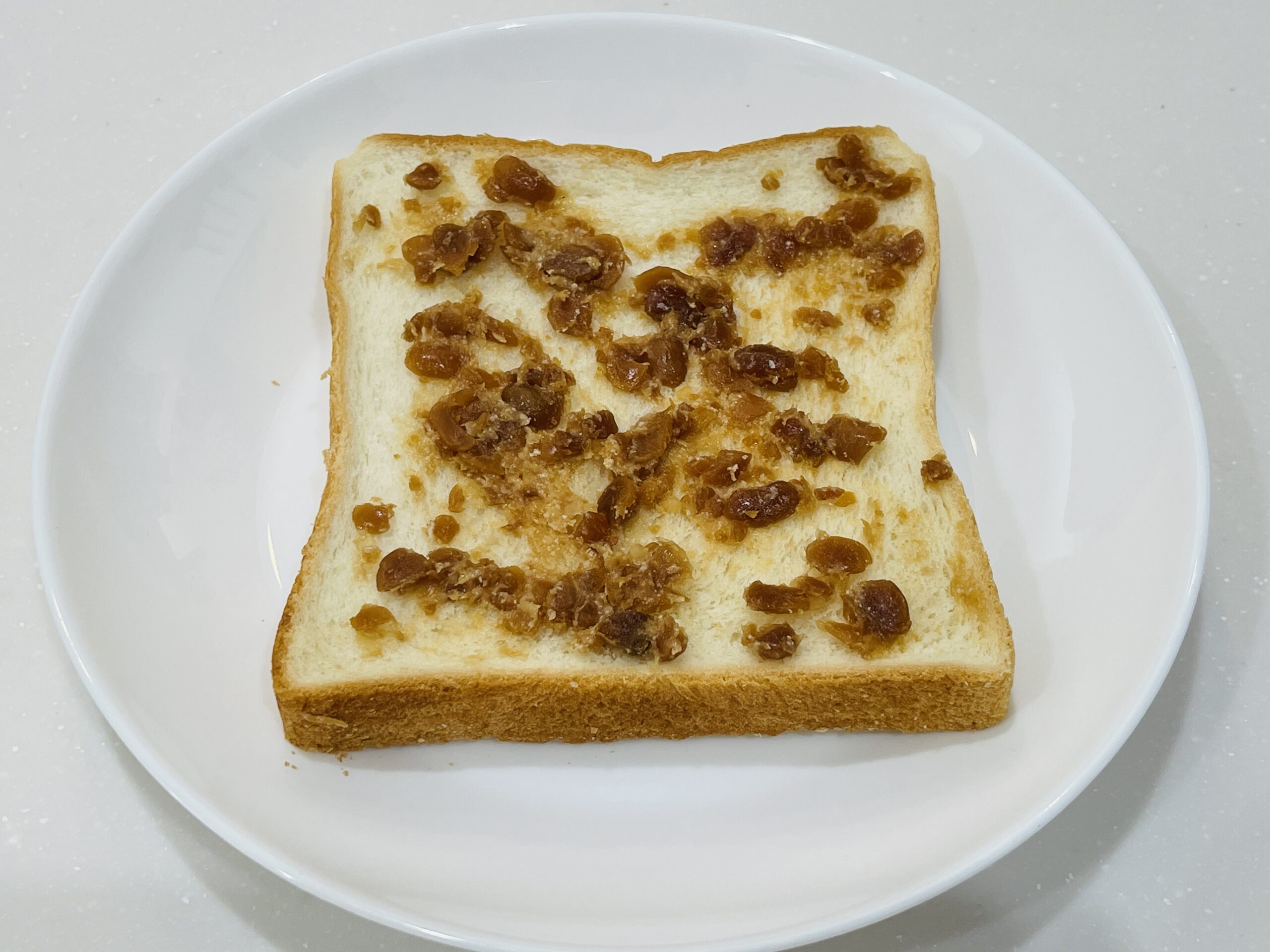 食パンに雪割納豆を塗る