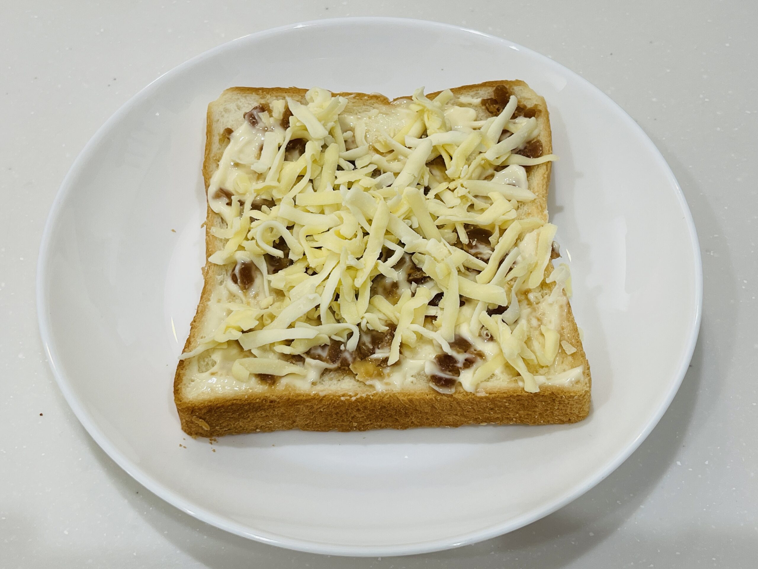 食パンにマヨネーズとチーズをのせる