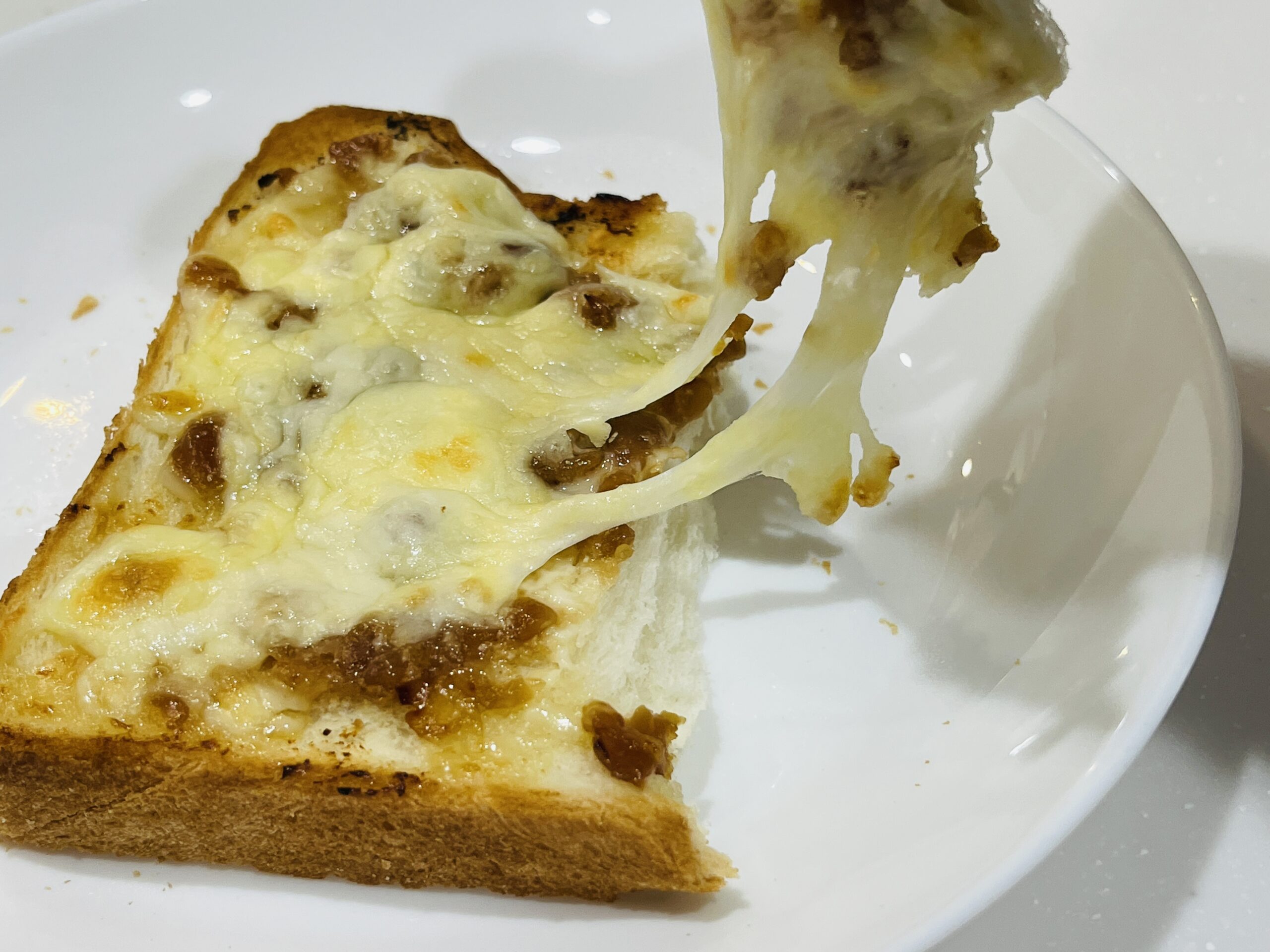 マヨチーズ雪割納豆をちぎったところ