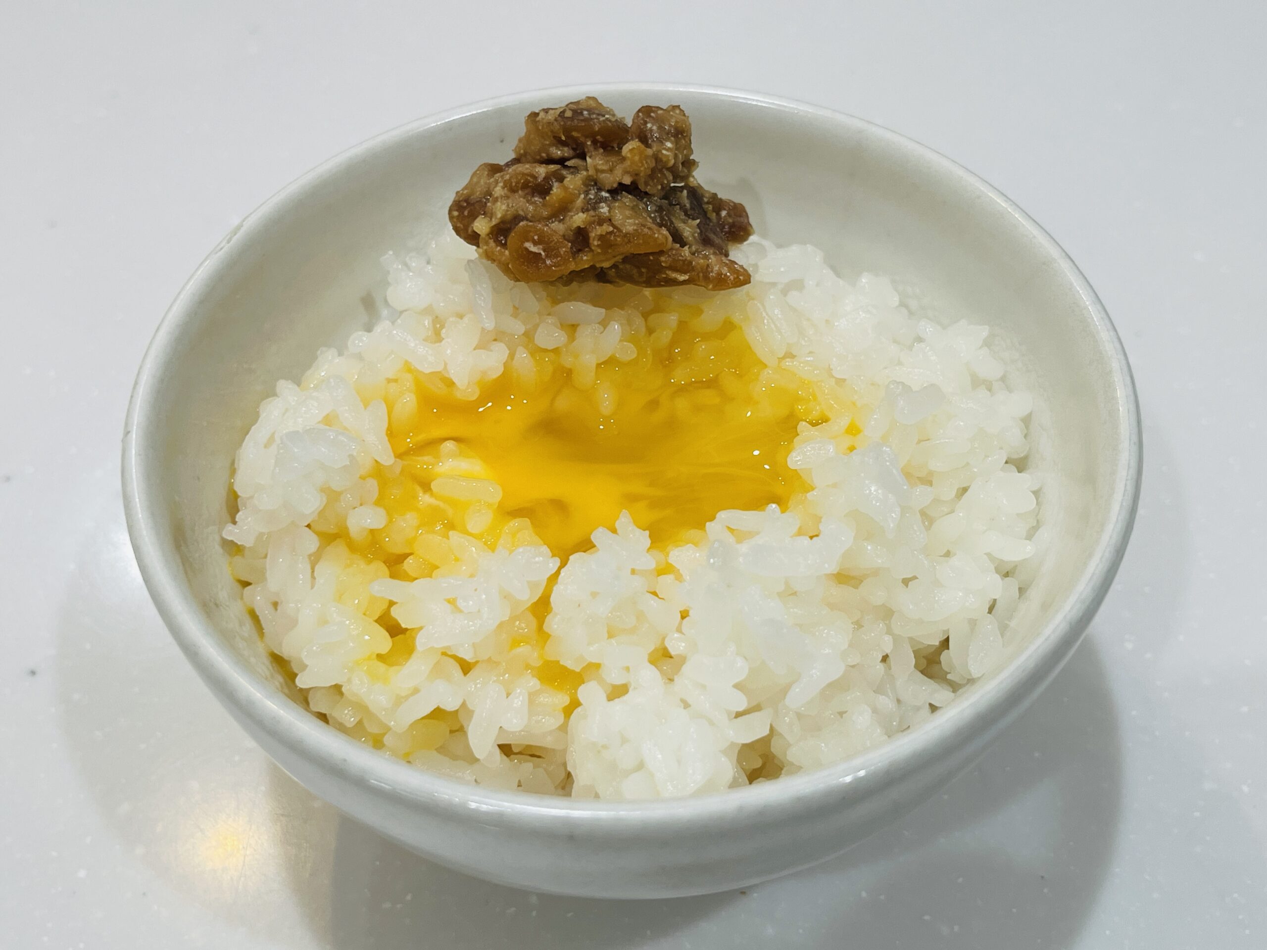卵かけご飯に雪割納豆をいれる