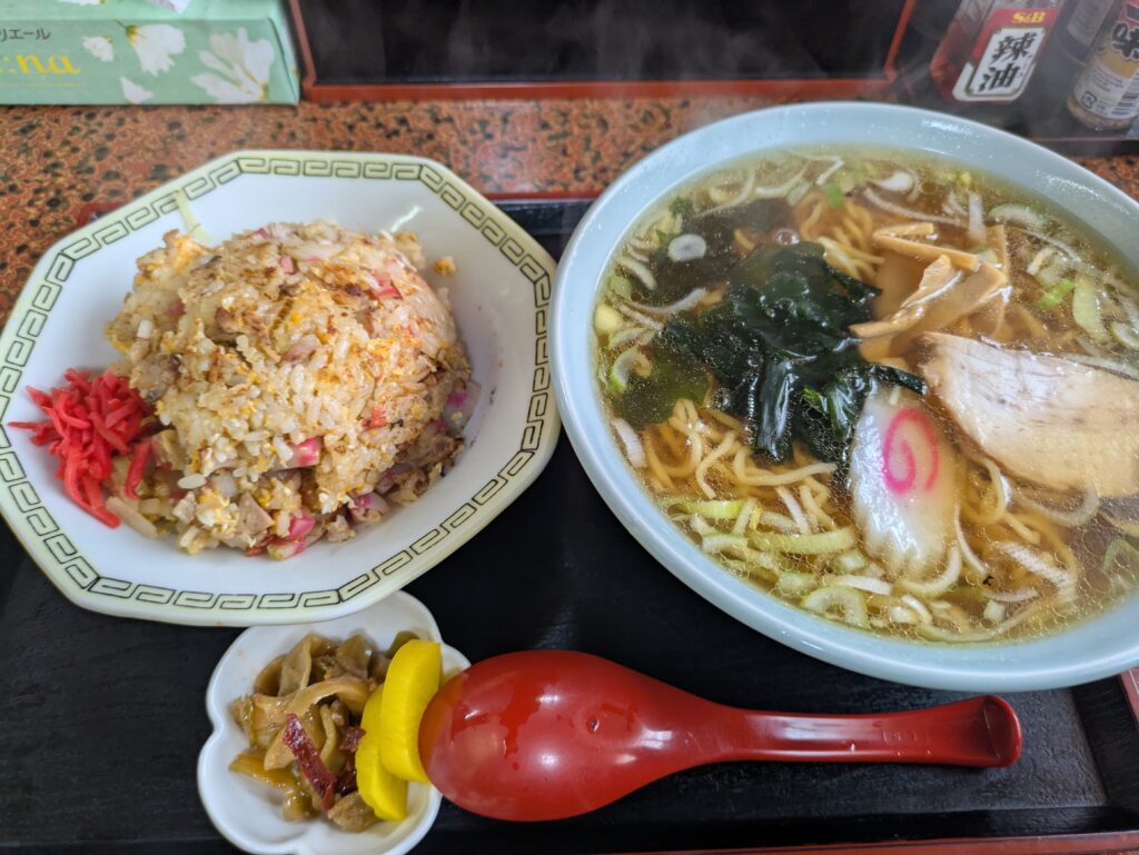 半ラーメン・半チャーハンのセット