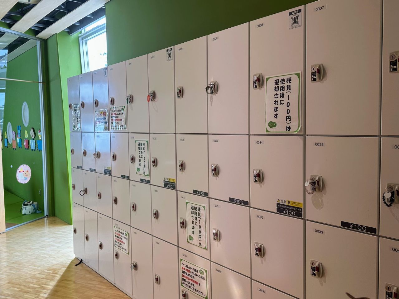 子育て未来館　げんキッズの受付の右側にあるコインロッカー