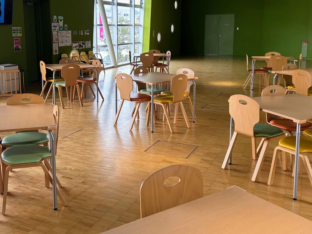 2階にある子育てカフェのテーブルとイス