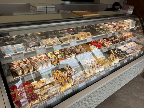 梅花堂_洋菓子が並ぶショーケース