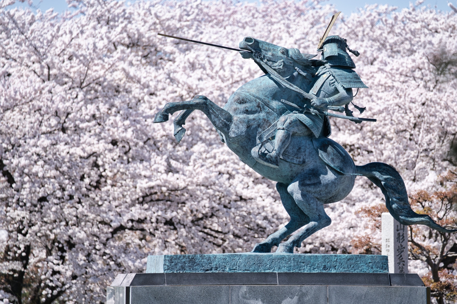 霞城公園の最上義光像
