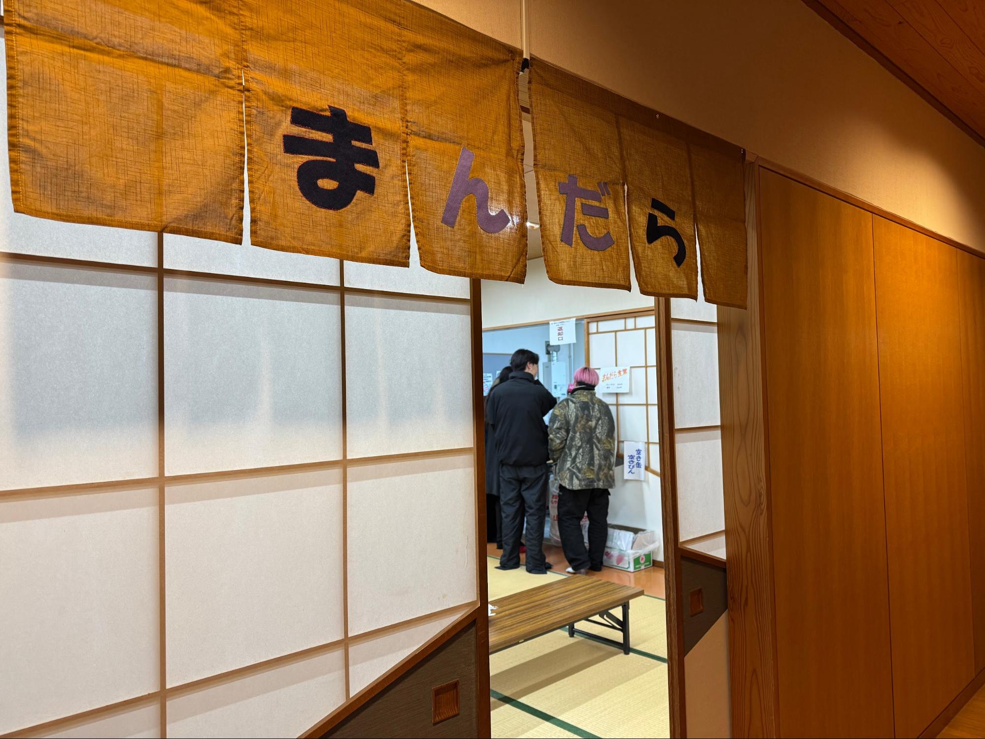 まんだら食堂の店先