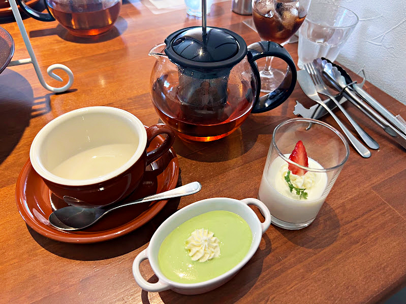 ミルクベースのグラスデザートと抹茶のパンナコッタ