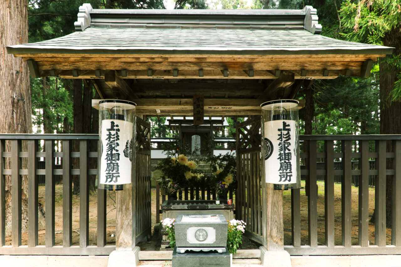 【山形・米沢市】国指定史跡「上杉家御廟所(ごびょうしょ)」|上杉謙信や上杉鷹山が眠る歴史スポット訪問レポ アイキャッチ