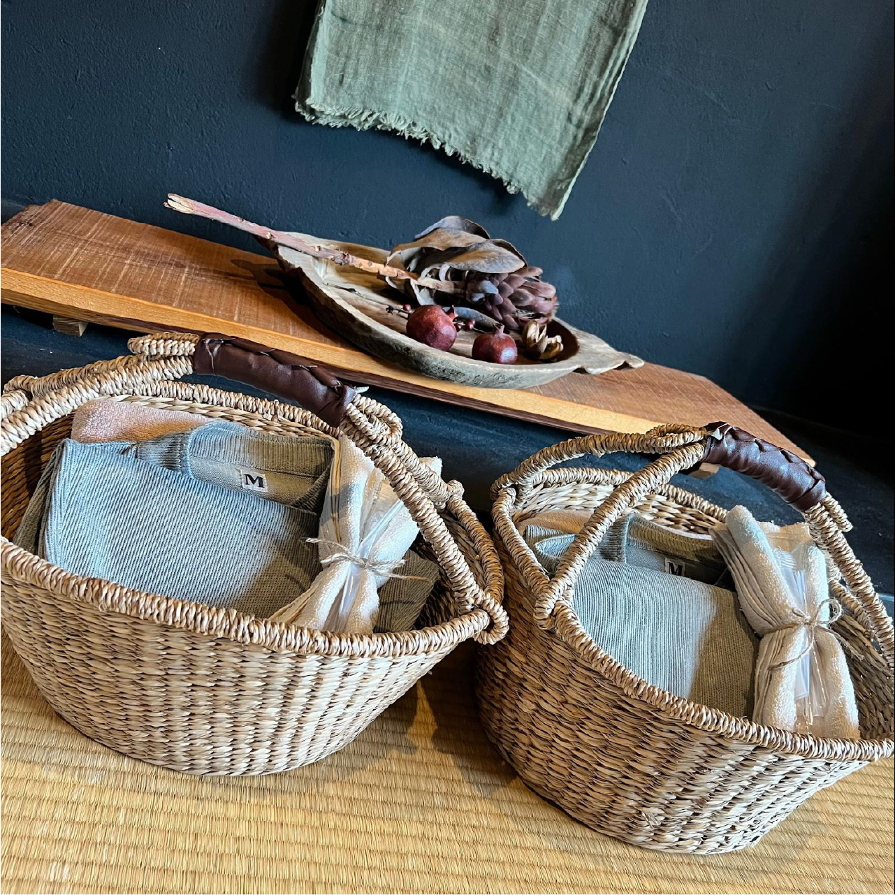 館内着がはいったかご