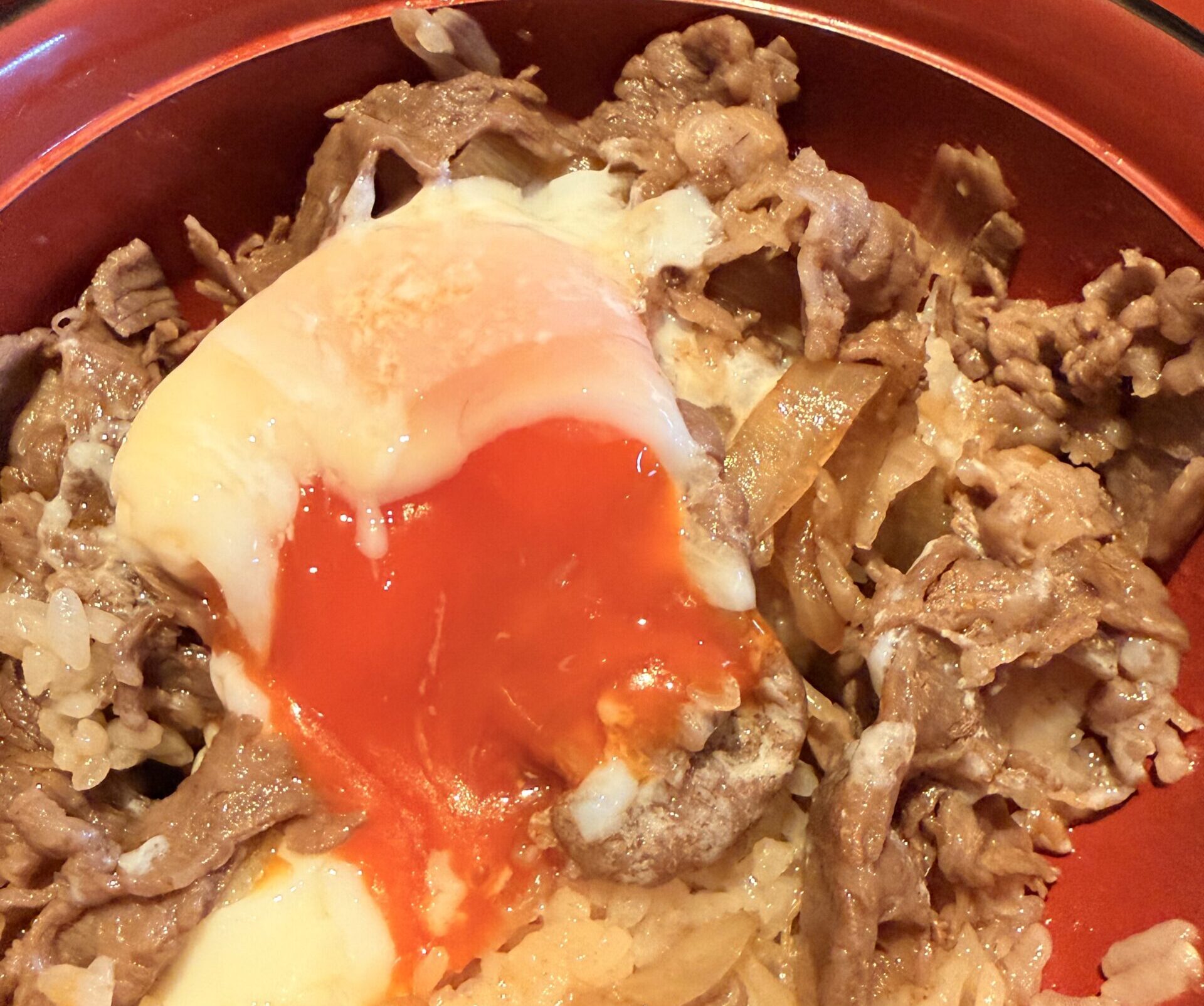 牛丼にのせた半熟卵