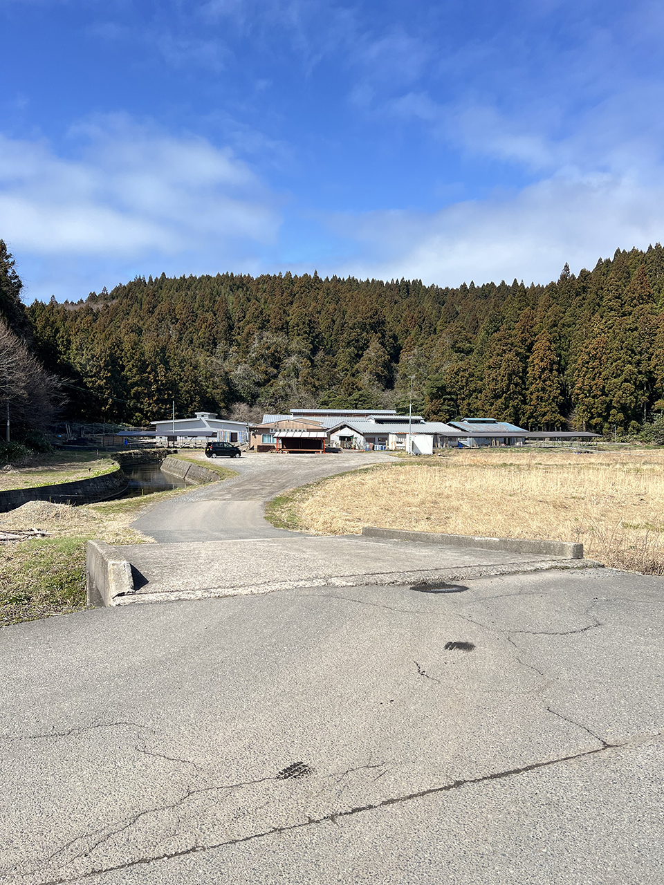 自然の中にひっそりとある箕輪鮭孵化場前の駐車場