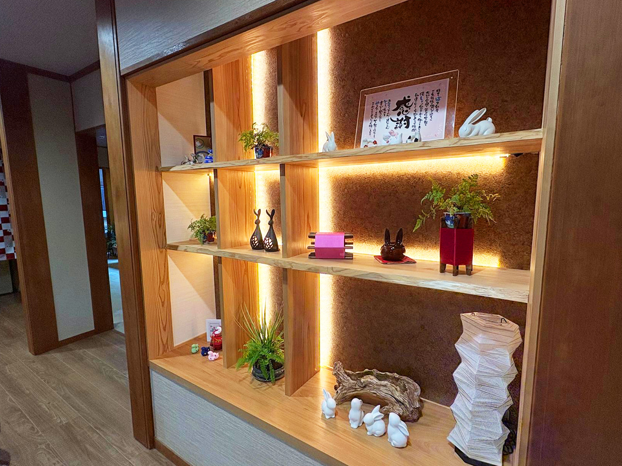 うさぎの小物が飾られている棚