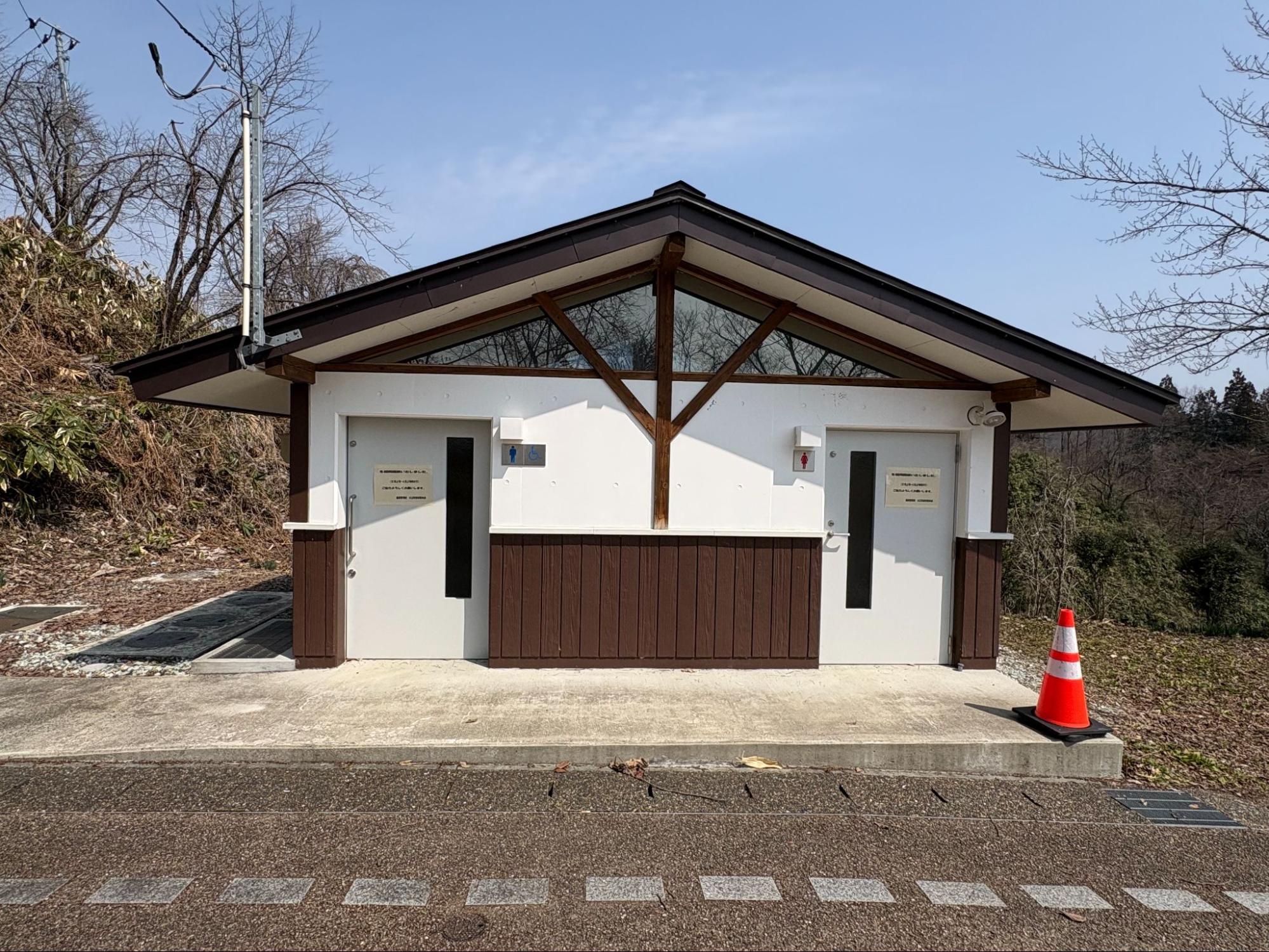 公園内にはトイレもあります