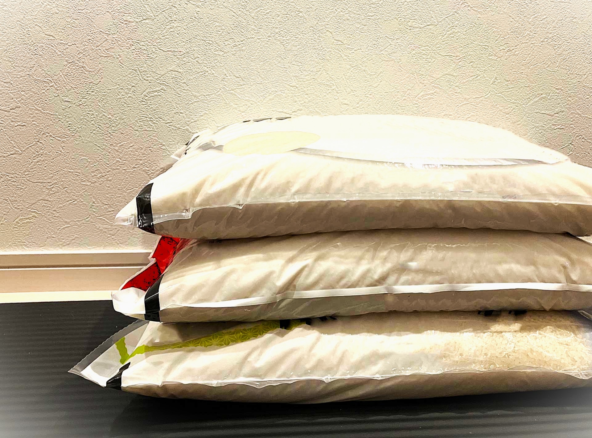 お米の袋が積まれている