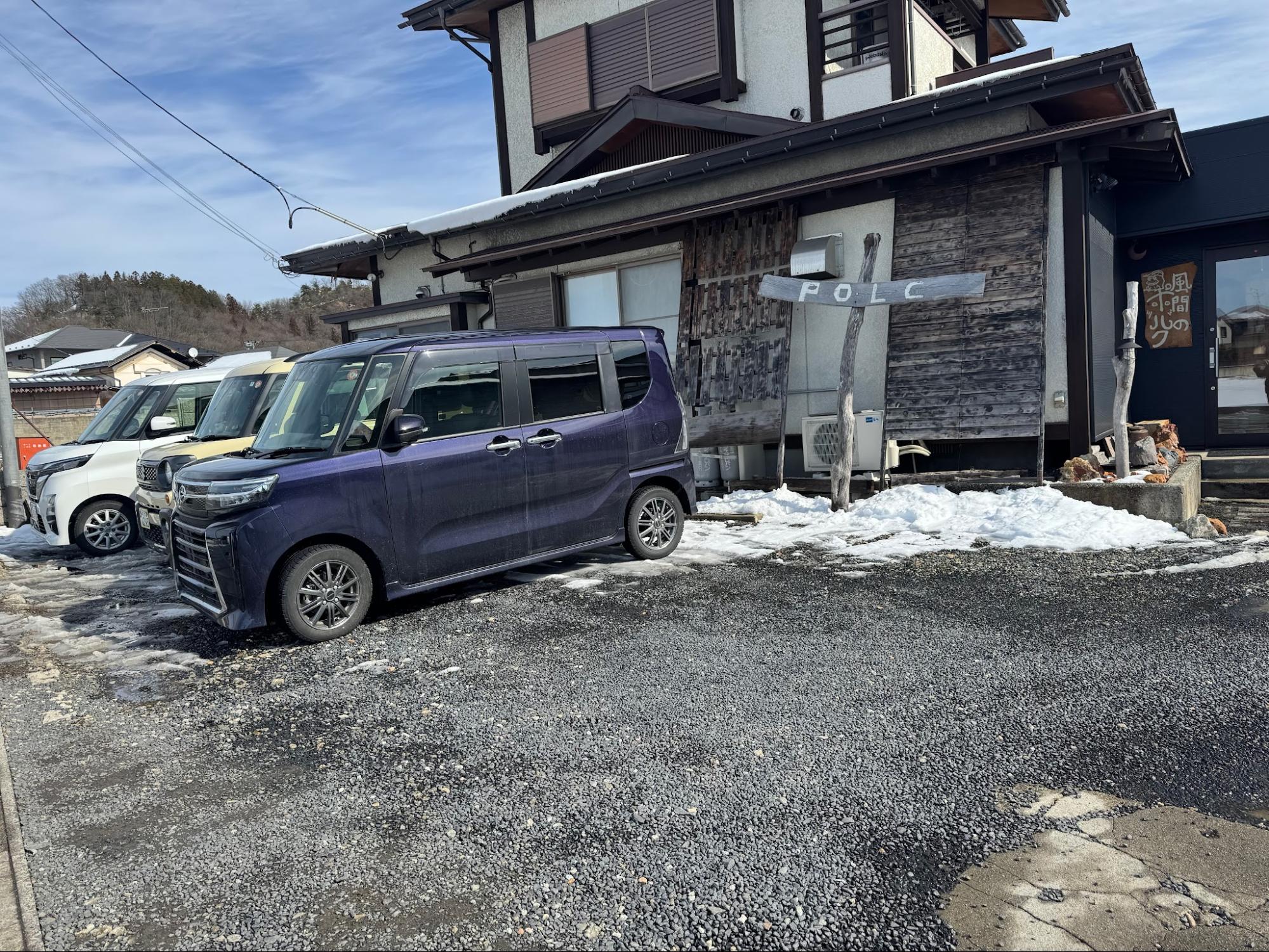 駐車場とお店の建物