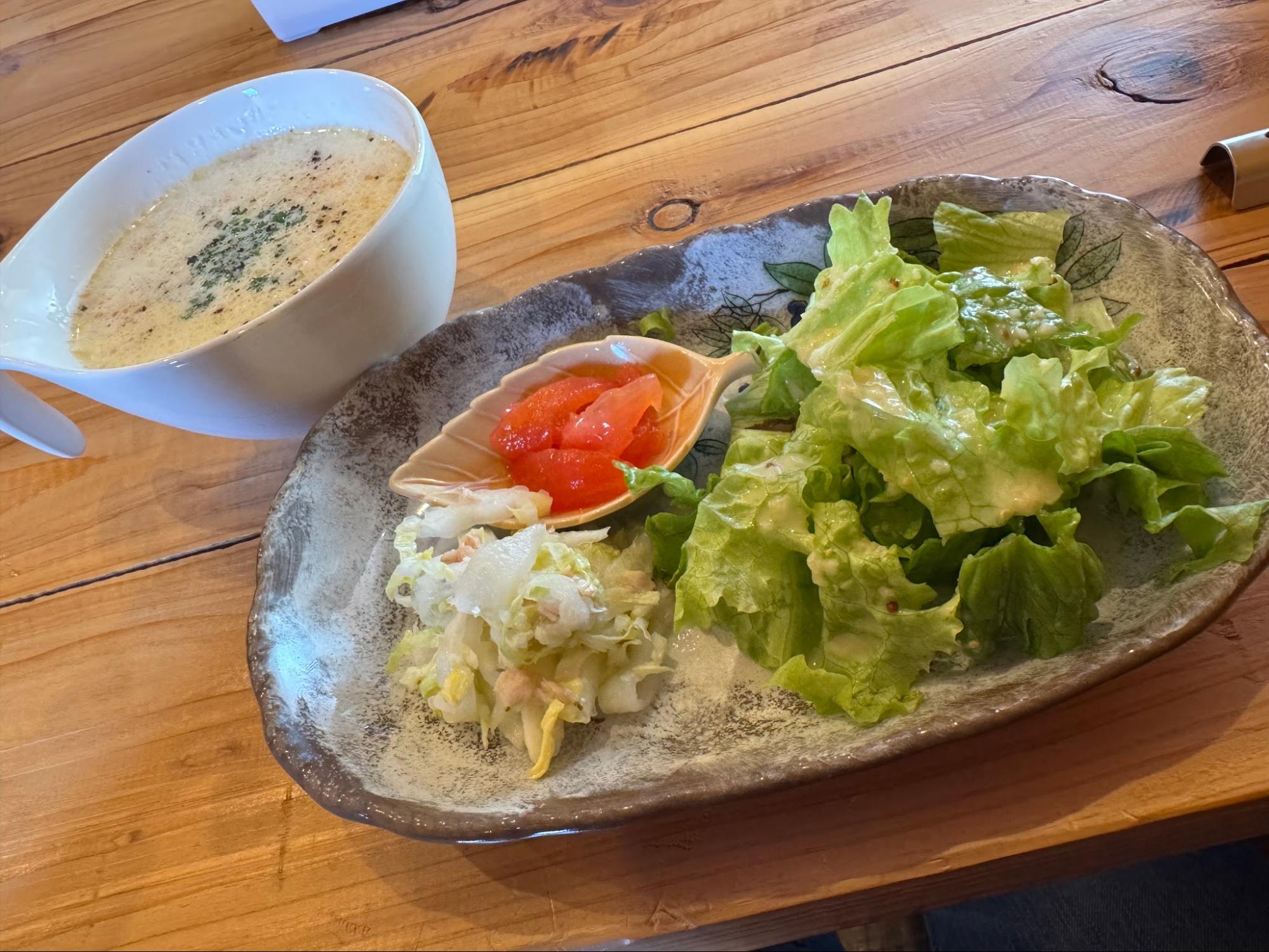 前菜のスープとサラダ
