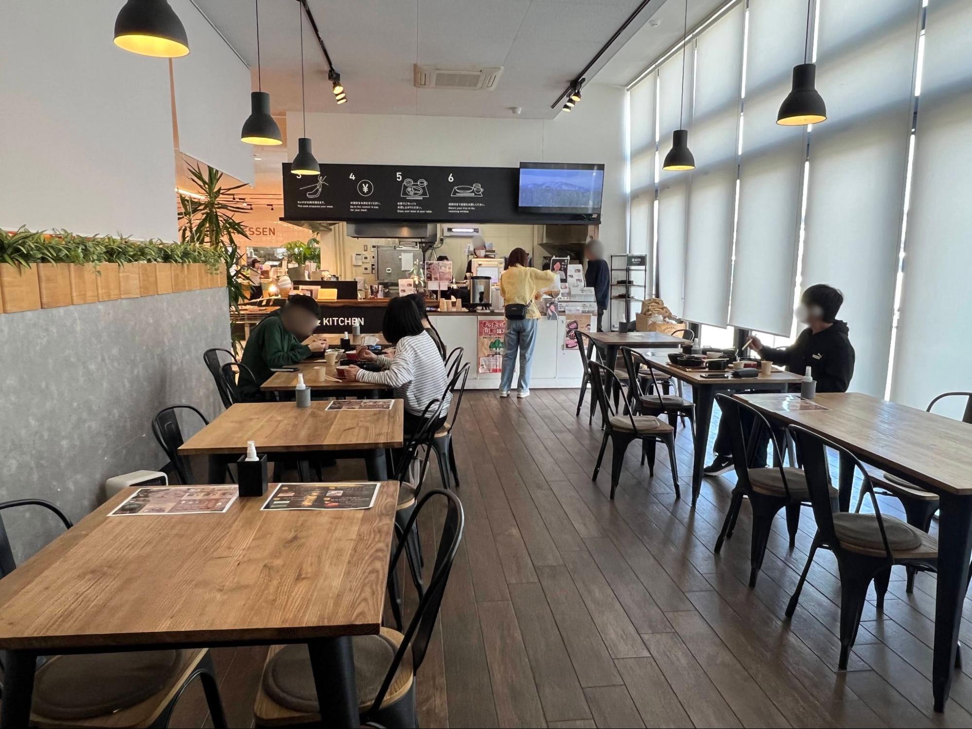 m'z KITCHENの店内