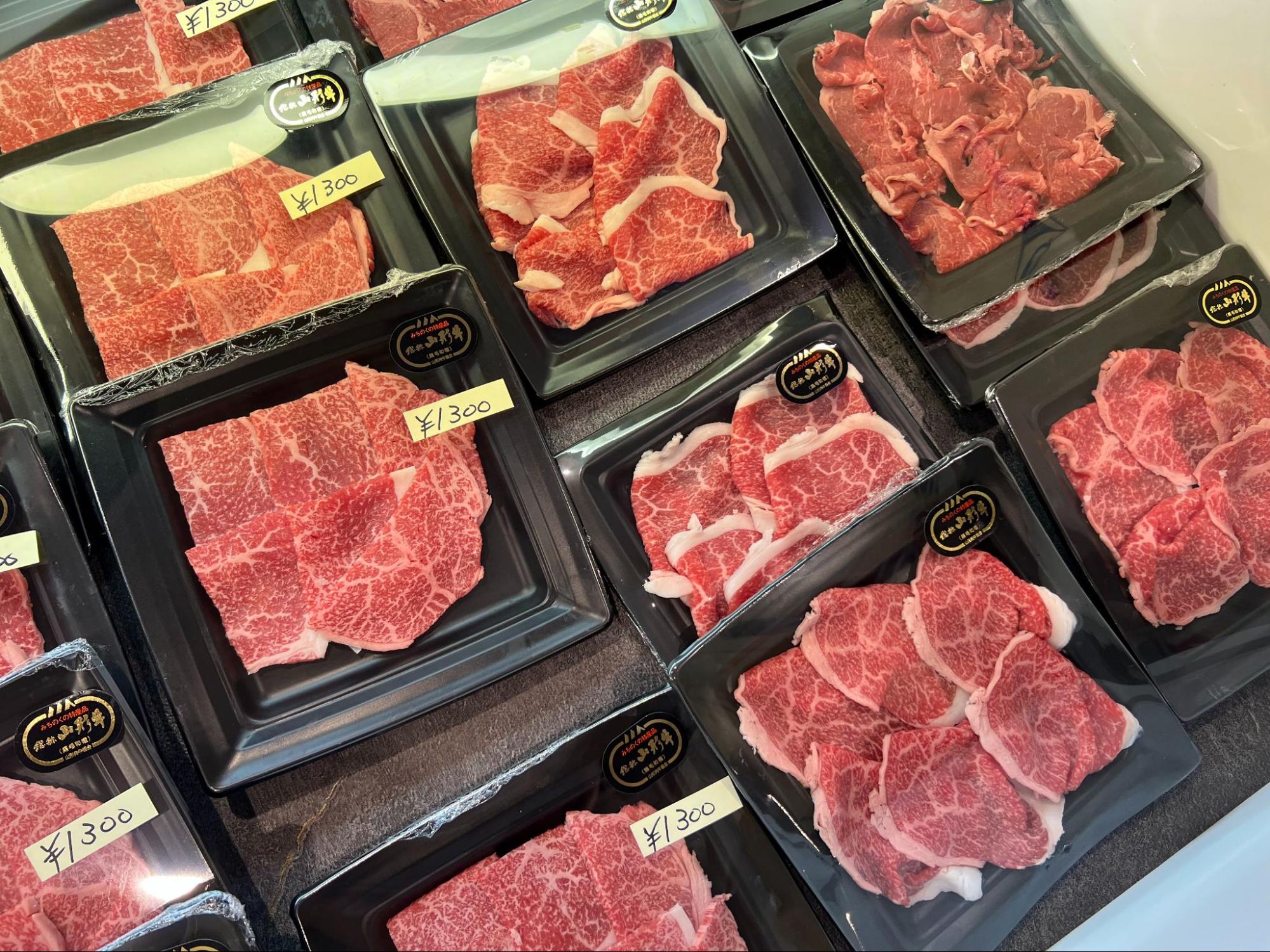 ショーケースに並ぶお肉