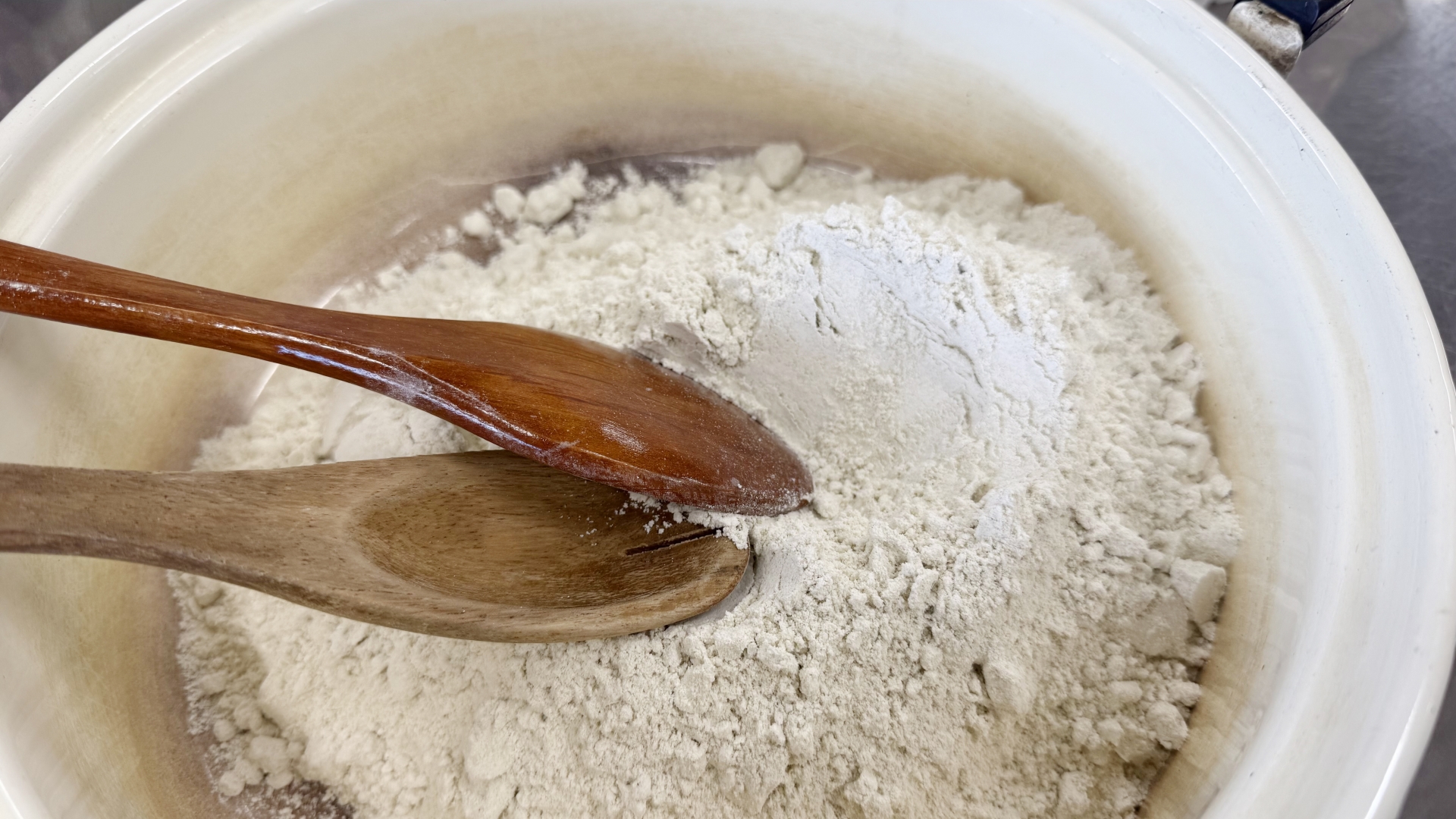 そば粉からかいもちを作る
