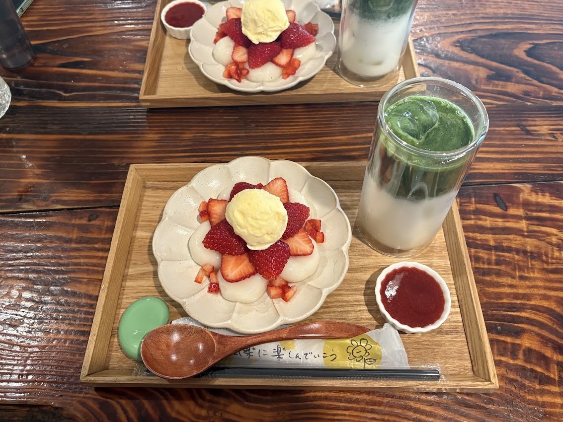 季節限定のいちごの白玉と抹茶ラテの写真