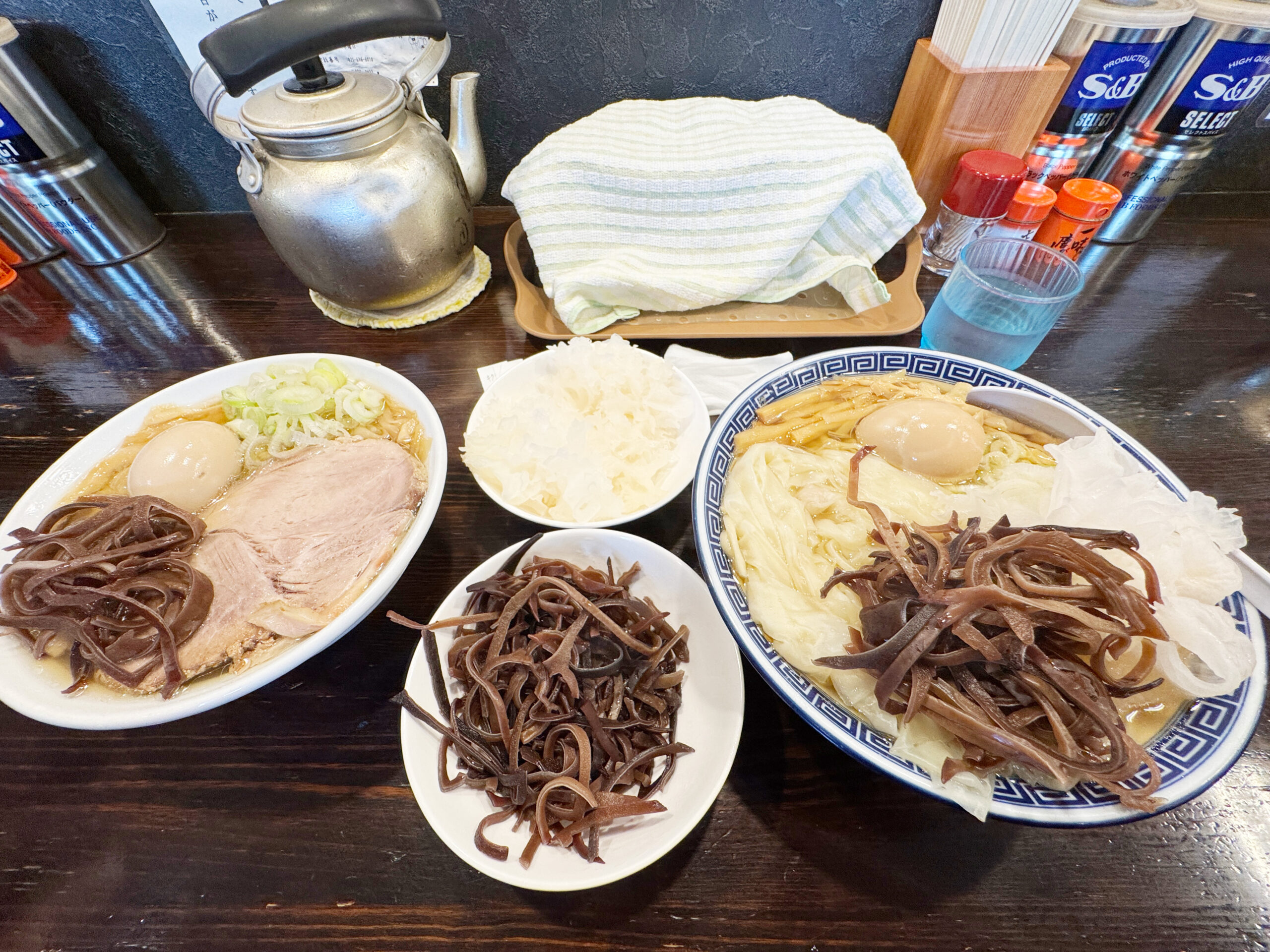 中華そばとわんたん麺　味玉とキクラゲトッピング
